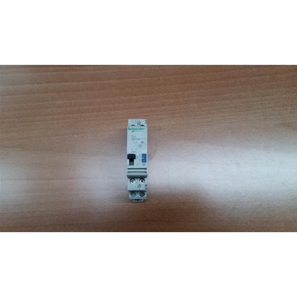 MERLIN GERIN 15500 TLI 16A COM. 230/240V CA 110V CC