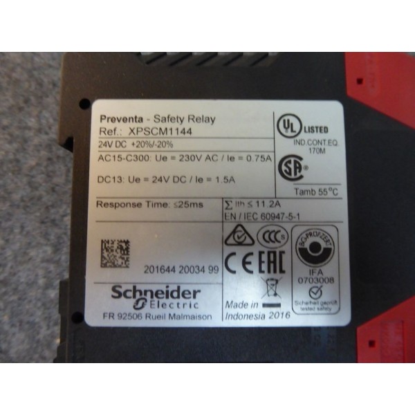 NEW SCHNEIDER ELECTRIC SAFETY RELAY XPSCM1144