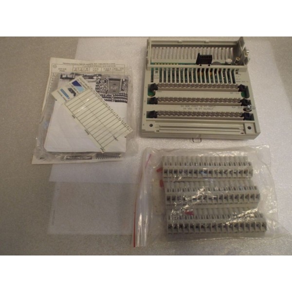 Schneider I/O Base 170ADM35011 New In Package