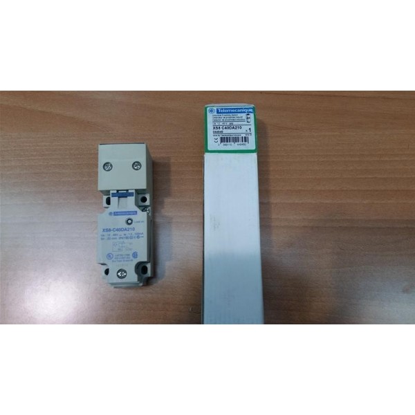 SCHNEIDER XS8C40DA210 inductive sensor 40 x 40 x 4 5/8in plastic Sn20mm 12 48VDC