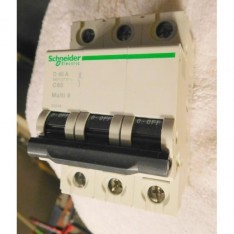 24544,280 V 277 volt 40 amp 3 phase circuit breaker