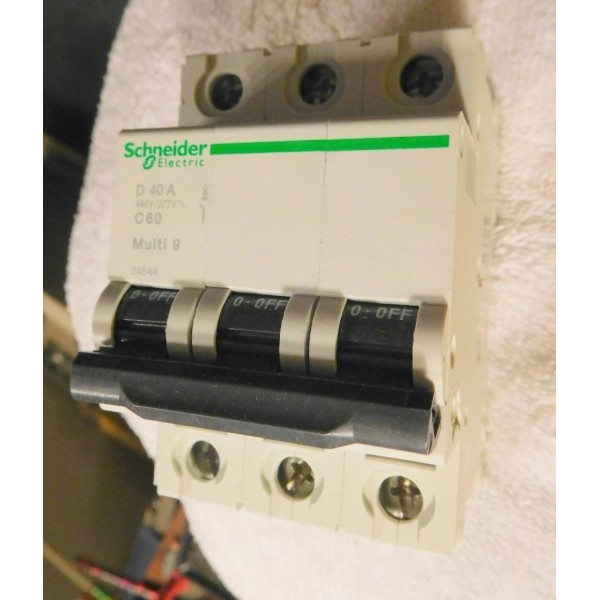 24544,280 V 277 volt 40 amp 3 phase circuit breaker